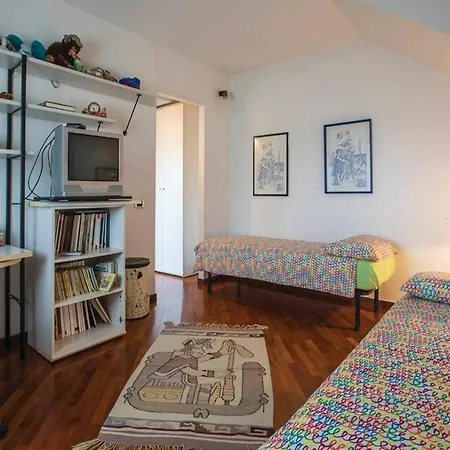 With 3 Bedrooms In Genova, With Wonderful Mountain View, Enclose